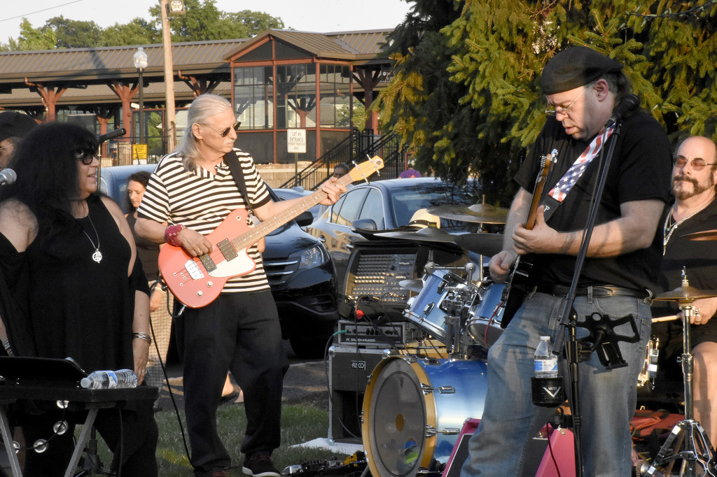 (above) The Roxy Perry Band performed on North Avenue and Elm street.