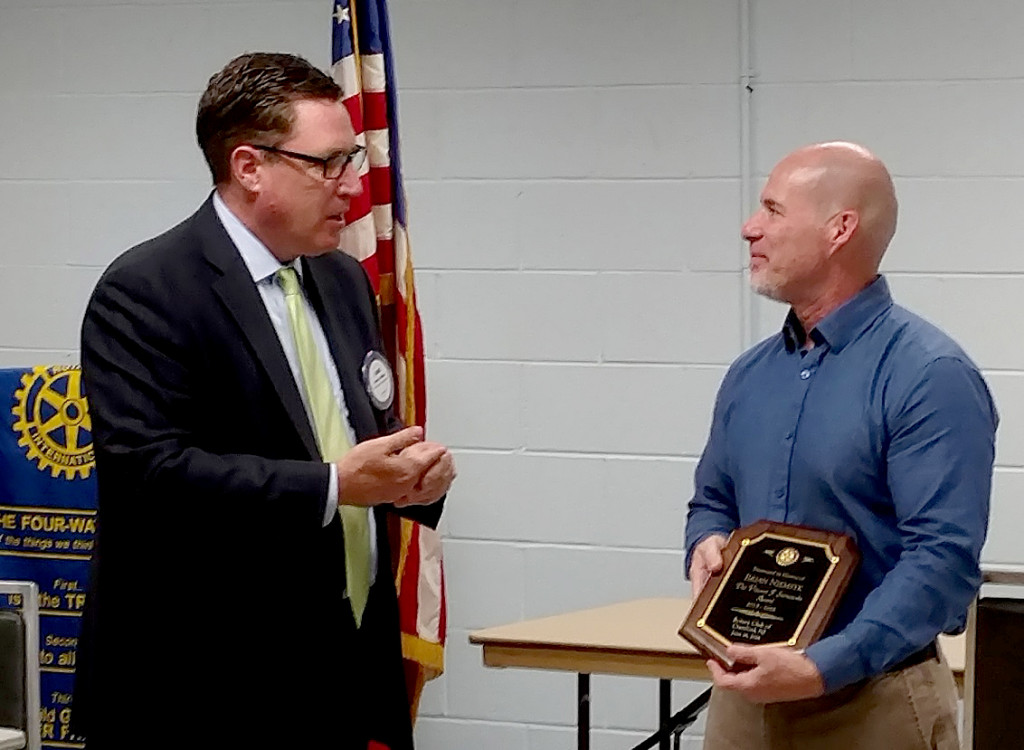 (above l-r) Jamie Miller, presenting the Sarnowski Award to Brian Niemsyk.