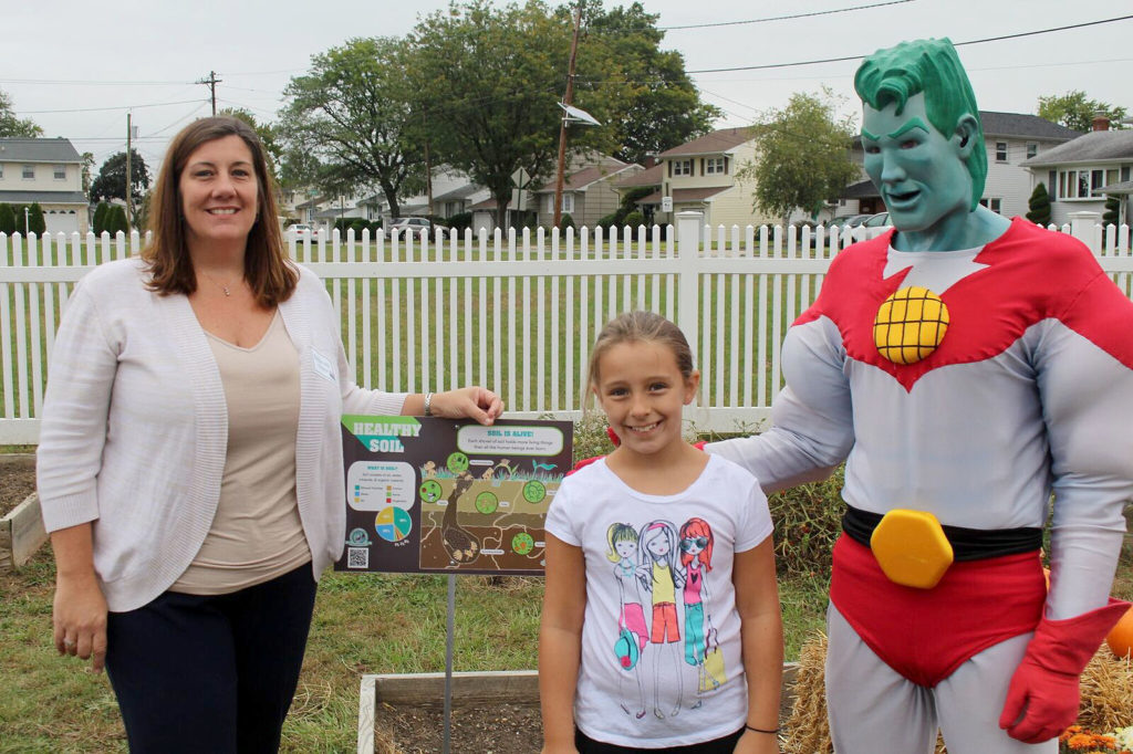 (above) Anita Laverty, PTA President at Battle Hill Elementary School in Union, with her daughter, third grader Julia Laverty, and Captain Planet in the school's Project Learning Garden. I thought you might be interested in photos from the Learning Garden unveiling at Battle Hill Elementary School in Union, NJ on Thursday, September 29. Union Assistant Superintendent of Schools, Annie Moses, joined Dole Packaged Foods and ShopRite to mark the donation of a Captain Planet Foundation Learning Garden to Battle Hill Elementary School.